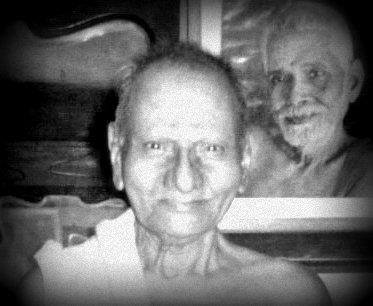 Nisargadatta with photo of Ramana