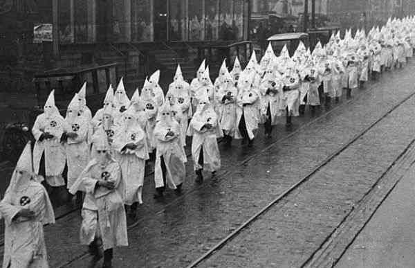 Ku Klux Klan (Demócratas) demostrando en Wisconsin, USA, 1924